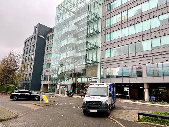 1 Bedroom Flat To Rent In Great West Road, Brentford, TW8