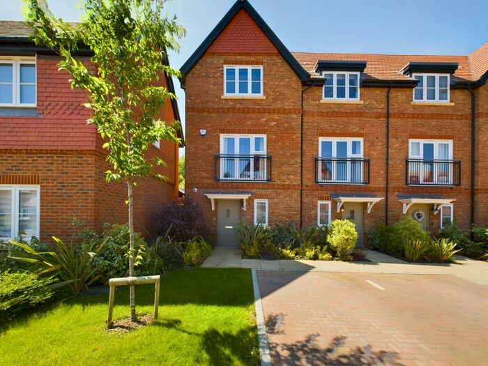 4 Bedroom End Of Terrace House To Rent In Aspen Road, High Wycombe, HP10