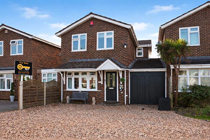 3 Bedroom Link Detached House For Sale In Gainsborough Drive, Bedworth, CV12