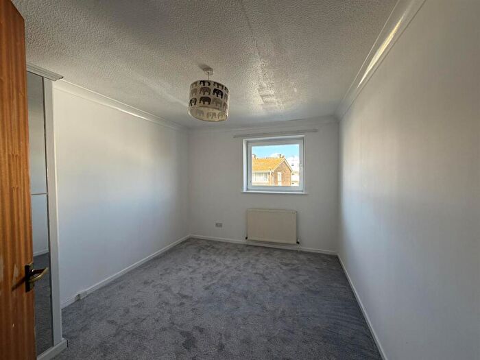 2 Bedroom Flat To Rent In Rayford Court, St. Johns Road, Seaford, BN25