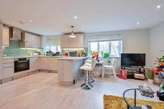 2 Bedroom Flat To Rent In John Maurice Close, Elephant And Castle, London, SE17