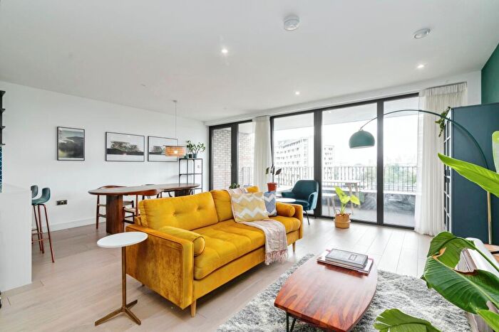 3 Bedroom Flat To Rent In Rosewood Buidling, Hoxton, E2