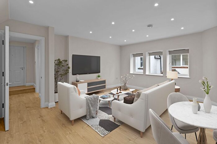 2 Bedroom Flat For Sale In Graylands Manor, Langhurstwood Road, RH12