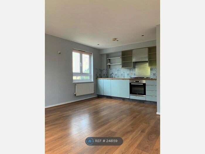 2 Bedroom Flat To Rent In Ochre Court, Feltham, TW13