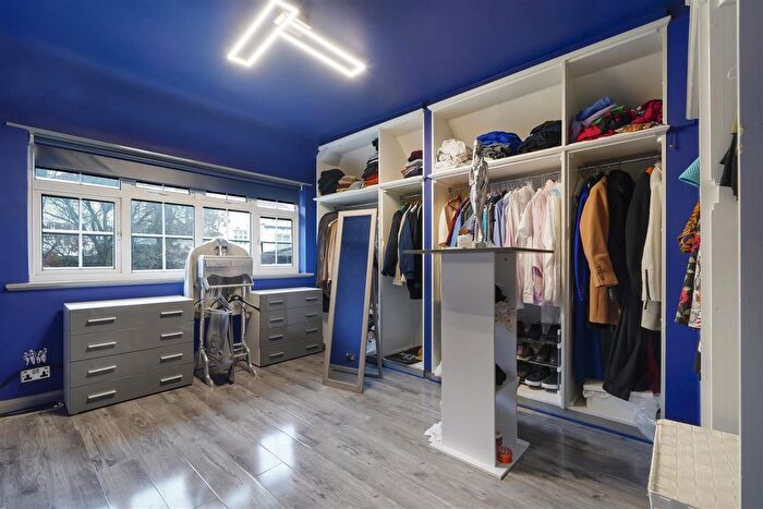 4 Bedroom Detached House For Sale In The Crossways, Wembley, HA9