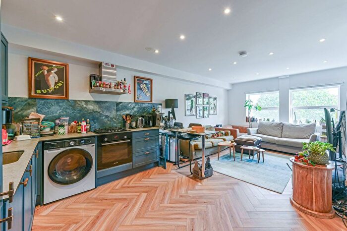 3 Bedroom Flat To Rent In Mitcham Road, Tooting, London, SW17