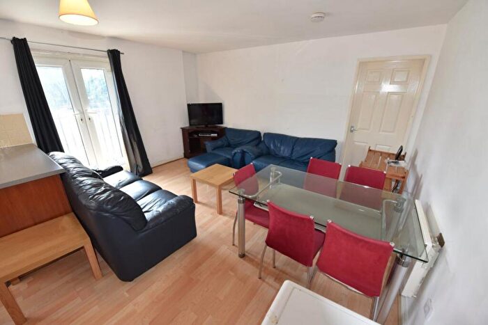 3 Bedroom Flat To Rent In Abbotts Mews- Bed, Leeds, LS4