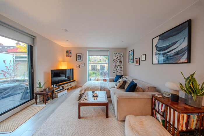 2 Bedroom Apartment To Rent In Lea Bridge Road, London, E5