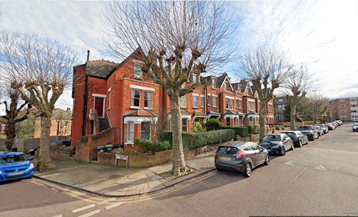 3 Bedroom Maisonette For Sale In Curzon Road, London, N10