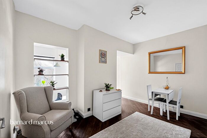 1 Bedroom Flat For Sale In Nutfield Road, Redhill, RH1