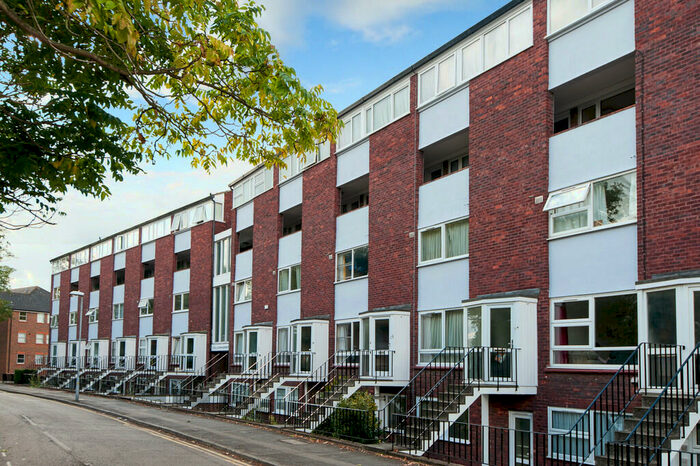 2 Bedroom Apartment To Rent In Central Surbiton, KT6