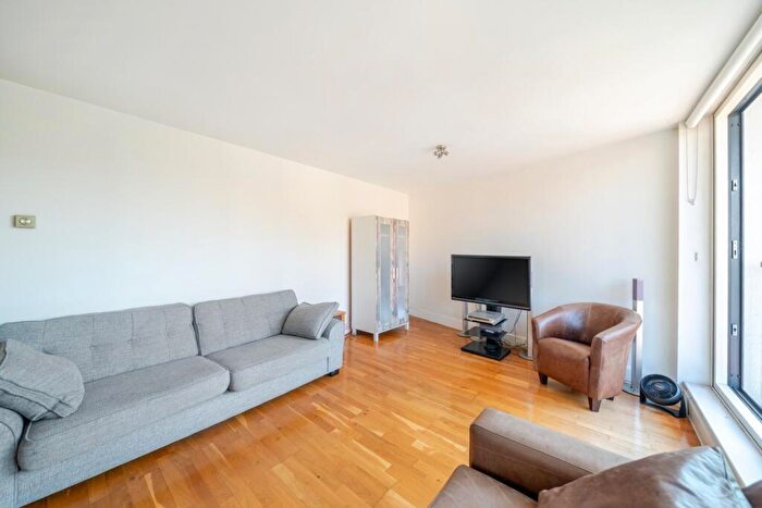 2 Bedroom Flat For Sale In Basin Approach, London, Greater London, E14