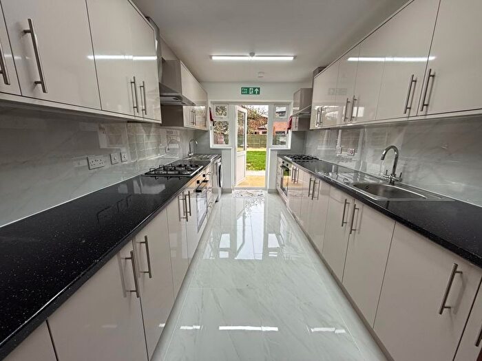 6 Bedroom Detached House To Rent In Goshawk Gardens, Hayes, UB4