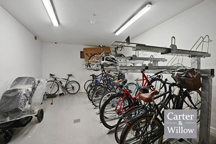1 Bedroom Flat For Sale In Harbard Close, Barking, IG11