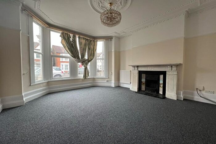 2 Bedroom Flat To Rent In Bedroom Ground Floor Flat In Southend On Sea, SS2