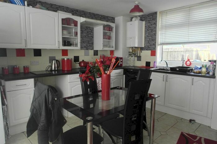 2 Bedroom Semi-Detached House To Rent In Madron Close, Bransholme, Hull HU7