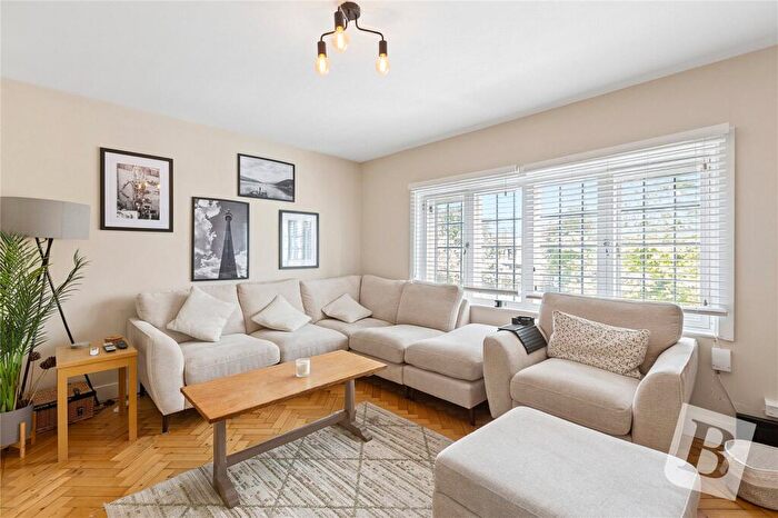 3 Bedroom Maisonette For Sale In Balgores Square, Gidea Park, RM2