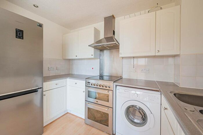 2 Bedroom Flat To Rent In Swansea Court, Silvertown, London, E16