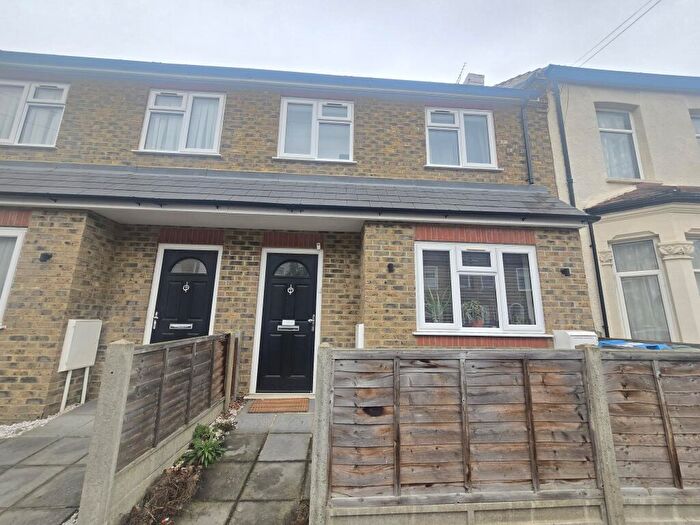 3 Bedroom House To Rent In Bath Road, Edmonton, N9