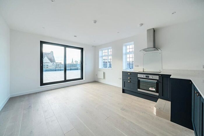 3 Bedroom Flat To Rent In Golden Cross, City Centre, OX1