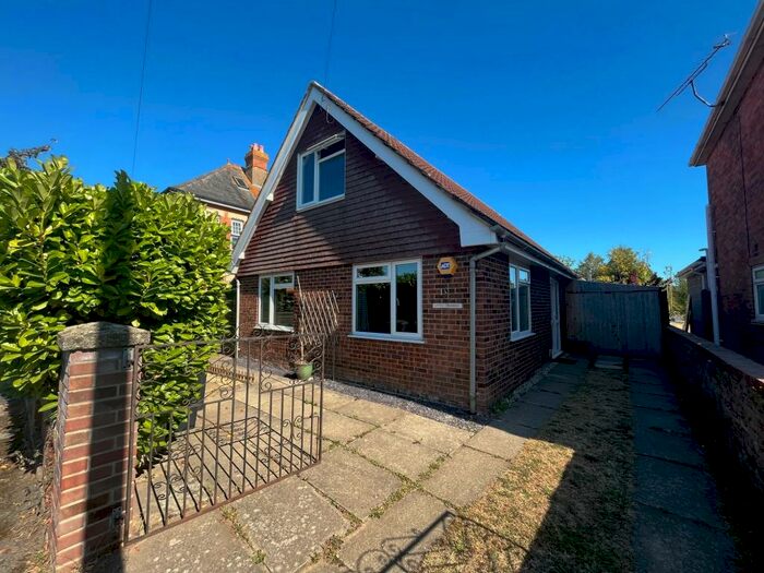 3 Bedroom Bungalow To Rent In Grove Road East, Christchurch, BH23