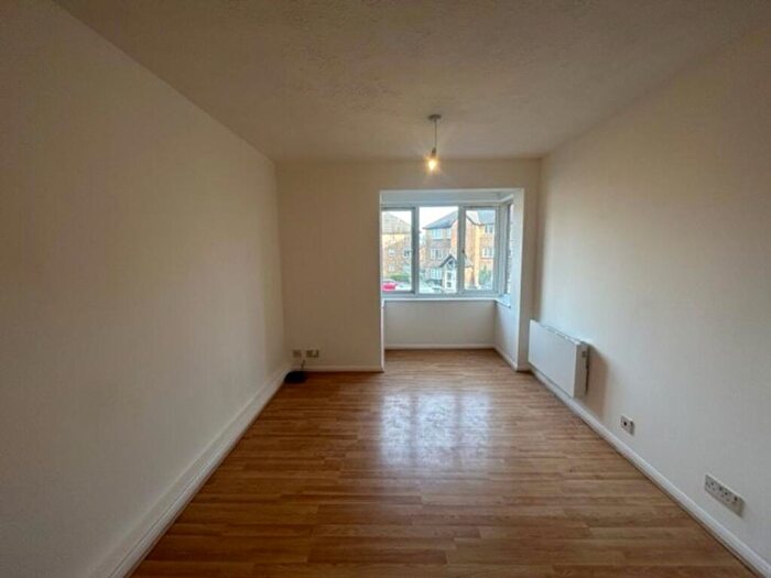 1 Bedroom Flat To Rent In Cotswold Way, Worcester Park, KT4