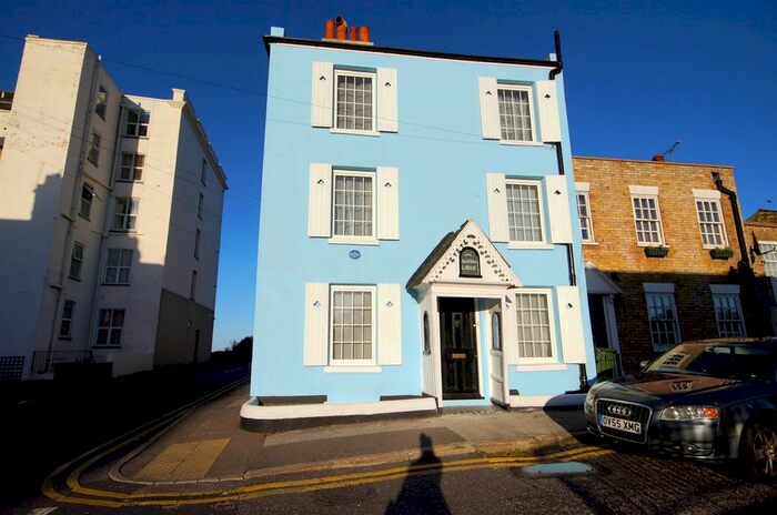 4 Bedroom Property To Rent In Trinity Square, Margate, CT9