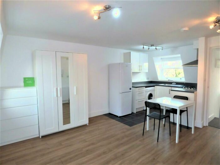 Flat To Rent In Lyal Road, London, E3