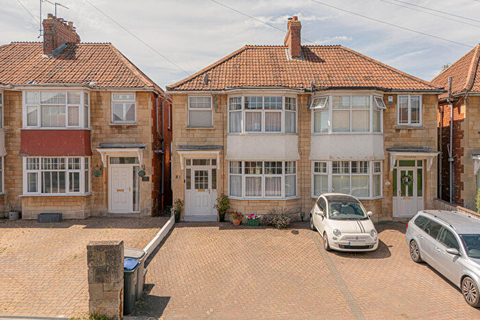 3 Bedroom Semi-Detached House For Sale In Bradford Road, Trowbridge, BA14
