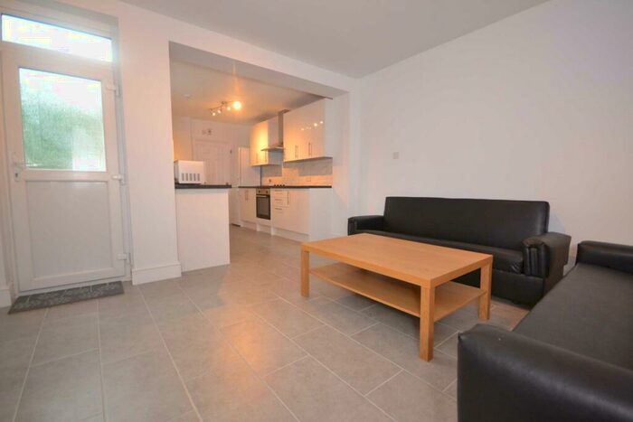 5 Bedroom Semi-Detached House To Rent In Culver Road, Reading, RG6