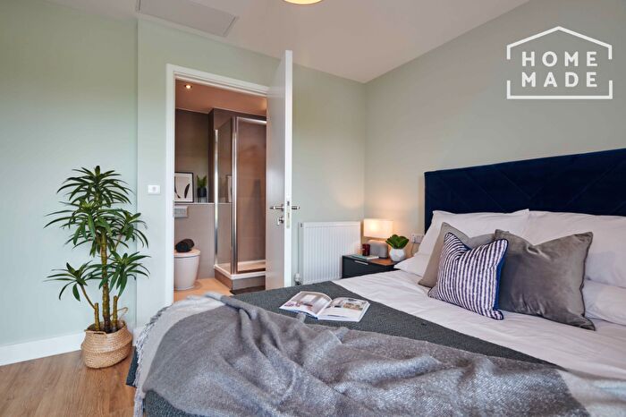 3 Bedroom Flat To Rent In North Row, Milton Keynes, MK9
