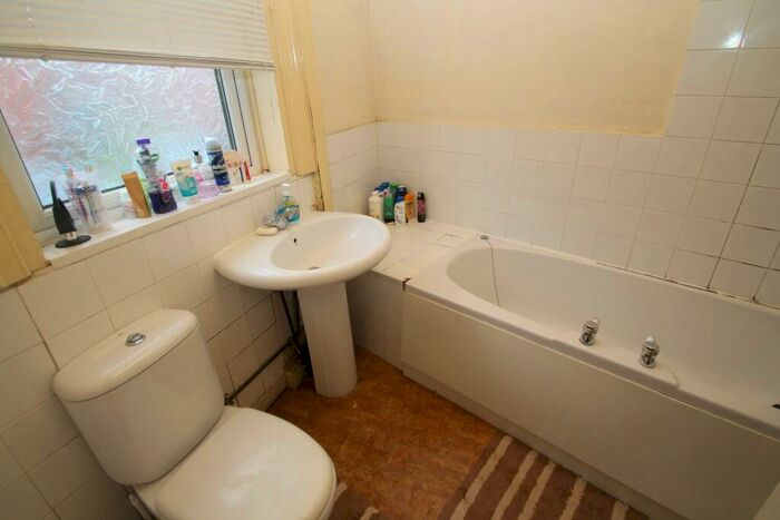 1 Bedroom Flat To Rent In Ebberston Terrace, Hyde Park, Leeds, LS6