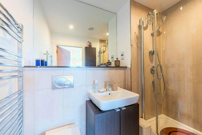 2 Bedroom Flat To Rent In Cornell Square, Nine Elms, London, SW8
