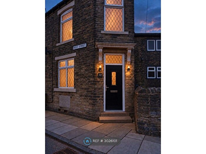 2 Bedroom End Of Terrace House To Rent In West St, Halifax, HX3
