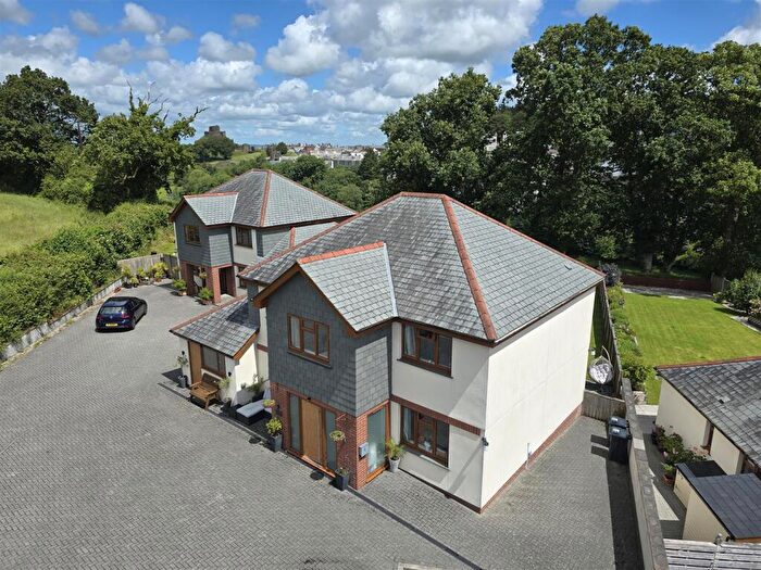 5 Bedroom House For Sale In Chapel Drive, Launceston, PL15