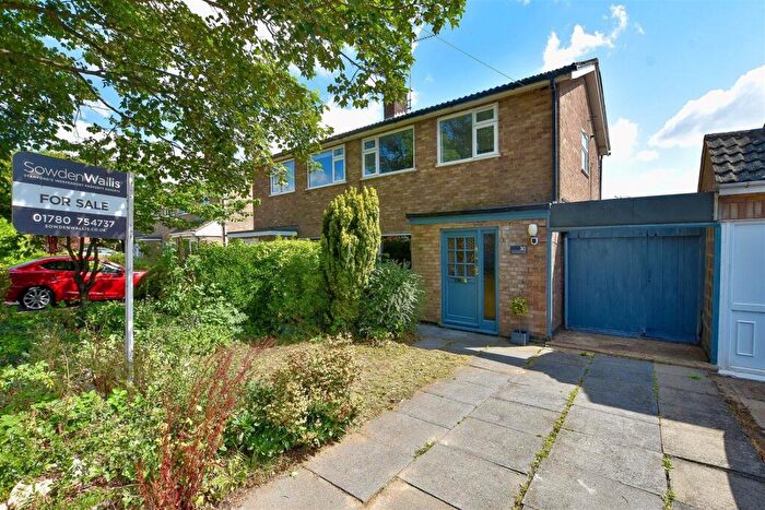 3 Bedroom Semi-Detached House For Sale In Chatsworth Road, Stamford, PE9