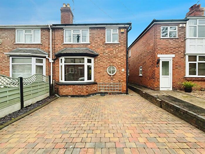 3 Bedroom Semi-Detached House For Sale In Beauchamp Road, Warwick, CV34