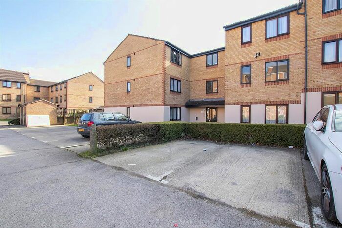 1 Bedroom Flat To Rent In Linwood Crescent, Enfield, EN1
