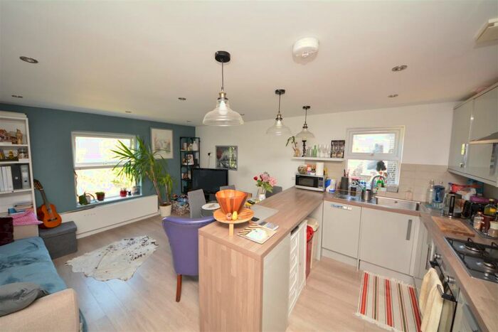 2 Bedroom Flat To Rent In Fortis Green, East Finchley, London, N2