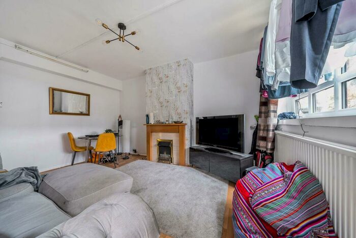 3 Bedroom Flat To Rent In Green Lanes, Finsbury Park, London, N4