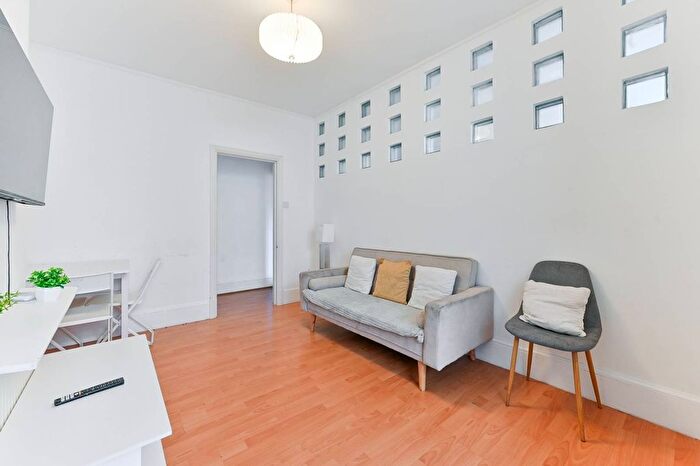 3 Bedroom Flat To Rent In Bishops Park Road, Norbury, London, SW16