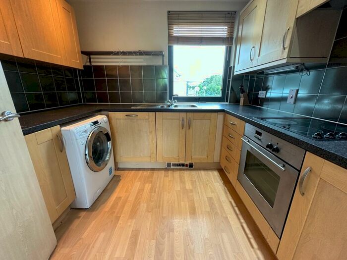 2 Bedroom Flat To Rent In Pantbach Road, Rhiwbina, Cardiff, CF14