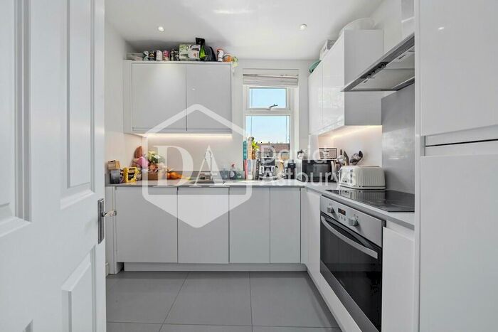 2 Bedroom Apartment To Rent In Onslow Gardens, Muswell Hill, London, N10