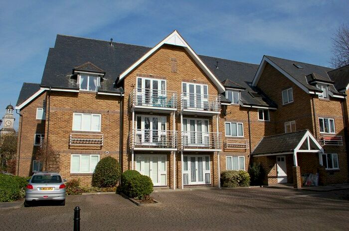 1 Bedroom Flat To Rent In Thames Close, Hampton, TW12
