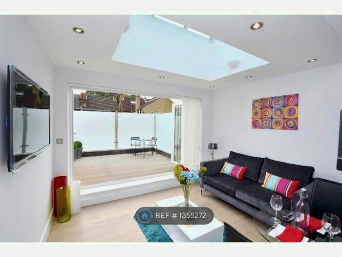 2 Bedroom Flat To Rent In Smith Street, Watford, WD18