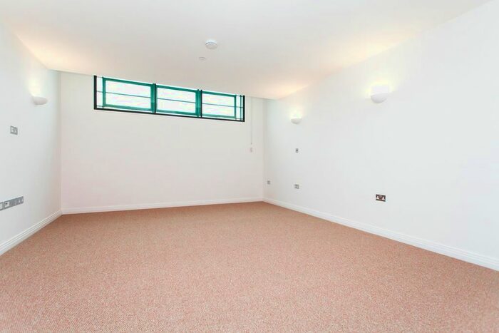 1 Bedroom Flat To Rent In Western Avenue, Perivale, Greenford, UB6