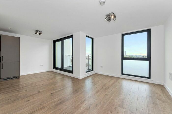 2 Bedroom Flat To Rent In Rotherhithe New Road, London, SE16