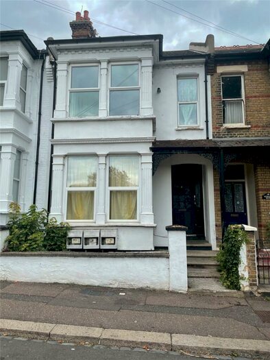 1 Bedroom Apartment To Rent In Toledo Road, Southend-on-Sea, Essex, SS1