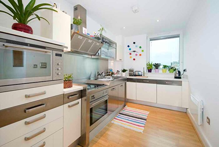 2 Bedroom Flat To Rent In Halcyon Wharf, Wapping High Street, London, E1W