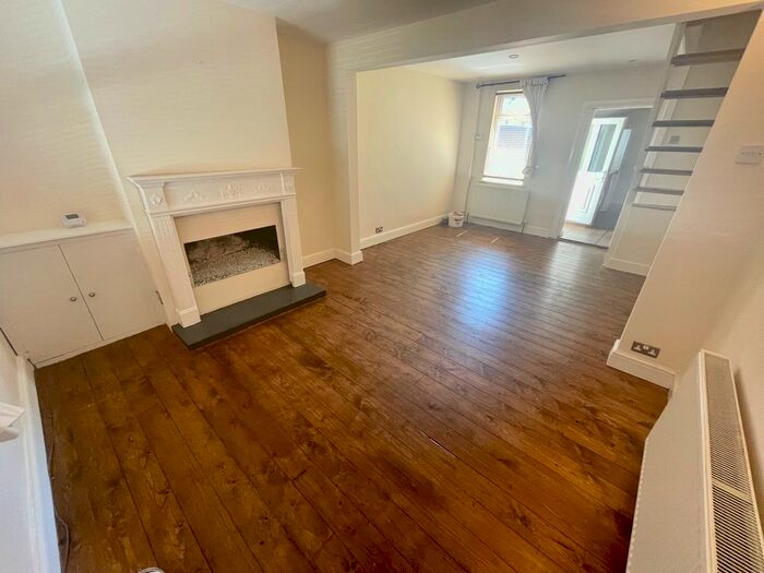 2 Bedroom Property To Rent In Summer Street, Slip End, Luton, LU1